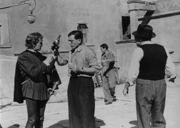 Set del film "La Congiura dei Pazzi" - Regia Ladislao Vajda - 1940 - L'attore Leonardo Cortese e il regista Ladislao Vajda bridano