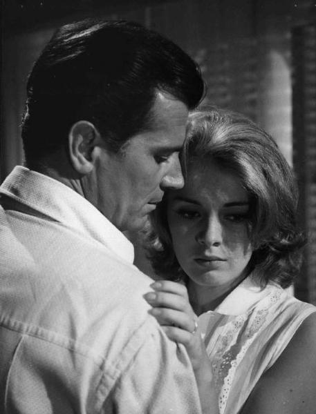 Scena del film "Congo vivo" - Regia Giuseppe Bennati - 1961- L'attore Gabriele Ferzetti e l'attrice Jean Seberg abbracciati
