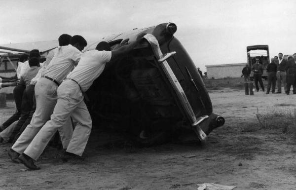 Scena del film "Congo vivo" - Regia Giuseppe Bennati - 1961- Attori non identificati ribaltano un'automobile