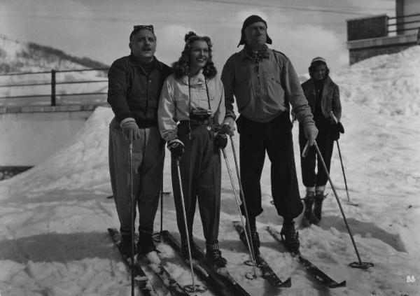 Scena del film "Con le donne non si scherza" - Regia Giorgio Simonelli - 1941- L'attore Carlo Campanini, l'attrice Assia Noris, l'attore Umberto Melnati e un'attrice non identificata sciano in montagna