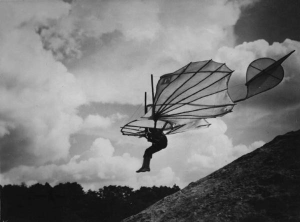 Scena del film "La conquista dell'aria" - Regia Romolo Marcellini - 1939 - Un attore non identificato vola con un aliante rudimentale