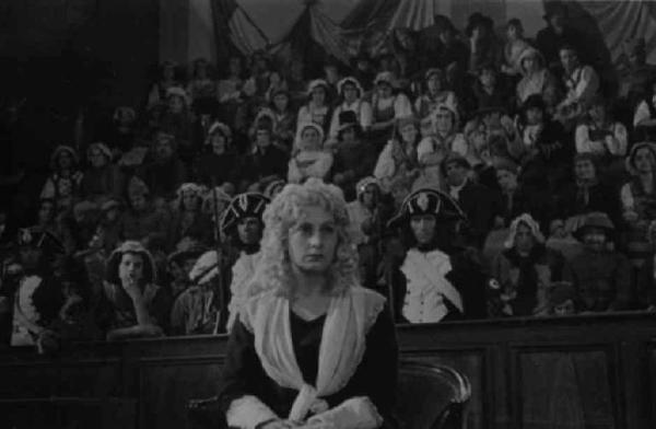 Scena del film "Il Conte di Brechard" - Regia Mario Bonnard - 1938 - L'attrice Tina Lattanzi in tribunale