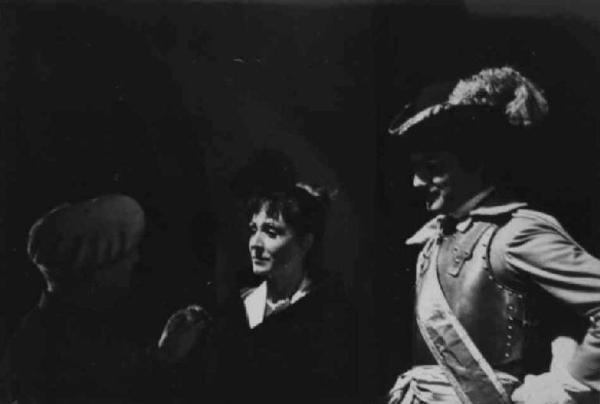 Set del film "Il Conte di Brechard" - Regia Mario Bonnard - 1938 - Un membro dello staff tecnico parla con due attori non identificati
