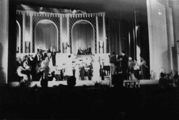 Set del film "Il Conte di Brechard" - Regia Mario Bonnard - 1938 - Lo staff tecnico riprende una scena