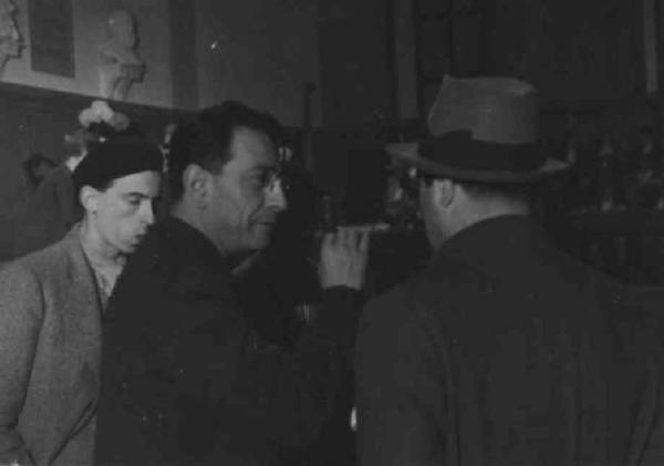 Set del film "Il Conte di Brechard" - Regia Mario Bonnard - 1938 - Membri dello staff tecnico discutono tra loro