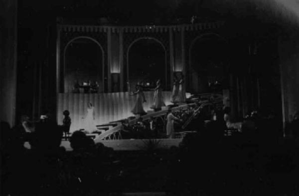 Scena del film "Il Conte di Brechard" - Regia Mario Bonnard - 1938 - Attori non identificati in teatro