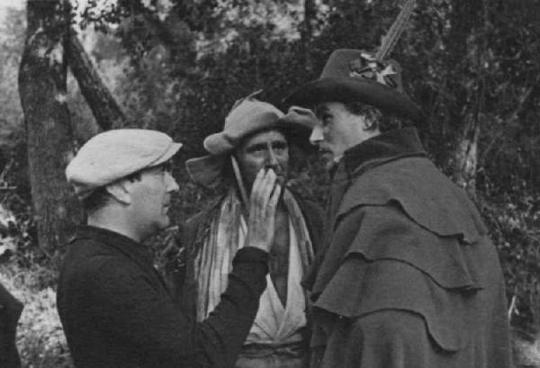 Set del film "Il Conte di Brechard" - Regia Mario Bonnard - 1938 - Il regista Mario Bonnard e gli attori Carlo Tamberlani e Amedeo Nazzari durante una pausa dalle riprese