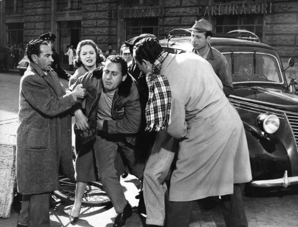 Scena del film "Il Conte Max" - Regia Giorgio Bianchi - 1957 - L'attrice Susanna Canales, insieme ad altri attori non identificati, aiuta l'attore Alberto Sordi a rialzarsi
