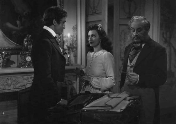 Scena del film "La Contessa Castiglione" - Regia Flavio Calzavara - 1942 - L'attore Andrea Checchi guarda l'attrice Doris Duranti mentre l'attore Lamberto Picasso osserva un sigaro