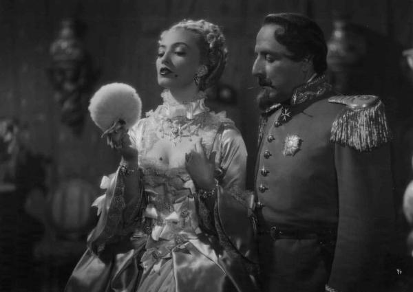 Scena del film "La Contessa Castiglione" - Regia Flavio Calzavara - 1942 - L'attrice Doris Duranti s'incipria maliziosamente mentre l'attore Enzo Biliotti la osserva con ardore