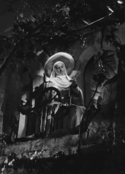 Set del film "La corona di ferro" - Regia Alessandro Blasetti - 1940 - L'attrice Rina Morelli con in mano il fuso di un arcolaio.