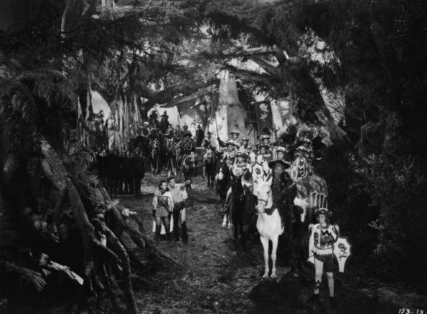 Set del film "La corona di ferro" - Regia Alessandro Blasetti - 1940 - L'attrice Luisa Ferida e l'attore Massimo Girotti al centro di una scena in cui cui appare una corteo militare.