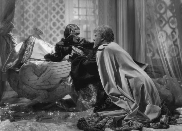 Set del film "La corona di ferro" - Regia Alessandro Blasetti - 1940 - L'attrice Elisa Cegani sdraiata su un triclinio e l'attore Gino Cervi vicino a lei.