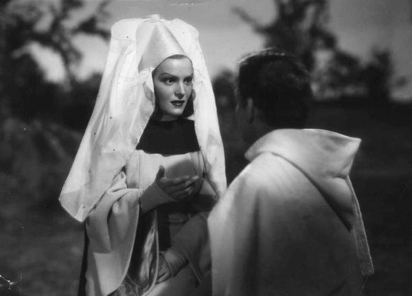 Set del film "La corona di ferro" - Regia Alessandro Blasetti - 1940 - L'attrice Elisa Cegani porge lamano all'attore massimo Girotti di spalle.