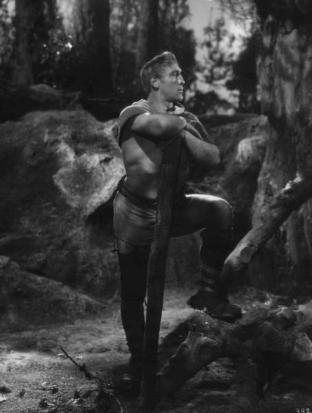 Set del film "La corona di ferro" - Regia Alessandro Blasetti - 1940 - L'attore Primo Carnera a figura intera appoggiato ad un tronco.