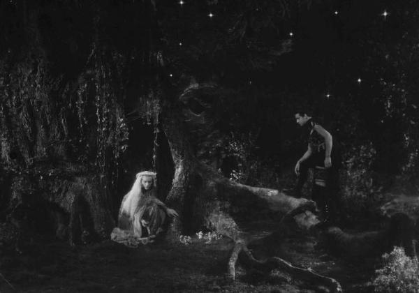 Set del film "La corona di ferro" - Regia Alessandro Blasetti - 1940 - L'attrice Elisa Cegani e l'attore Massimo Girotti in un esterno notturno romantico.