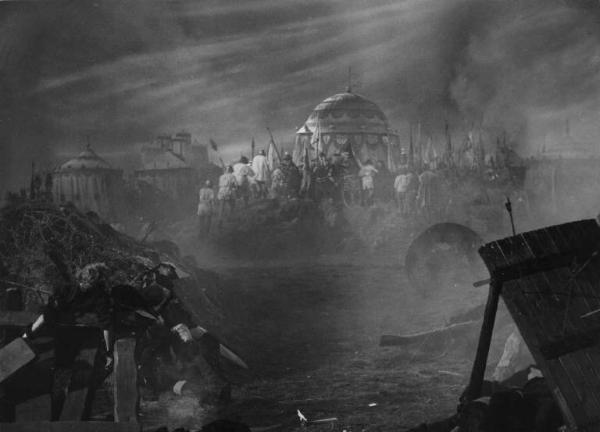 Set del film "La corona di ferro" - Regia Alessandro Blasetti - 1940 - Una veduta del campo di battaglia.
.