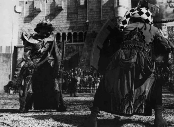 Set del film "La corona di ferro" - Regia Alessandro Blasetti - 1940 - L'attore Osvaldo Valenti duella con un attore non identificato.
.