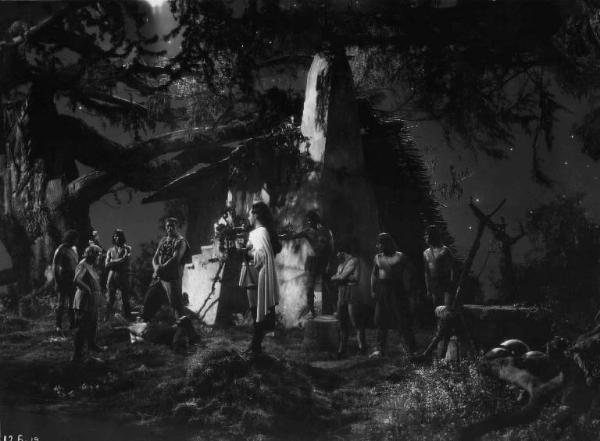 Set del film "La corona di ferro" - Regia Alessandro Blasetti - 1940 - L'attrice Luisa Ferida tra un gruppo di attori in un esterno notturno.
.