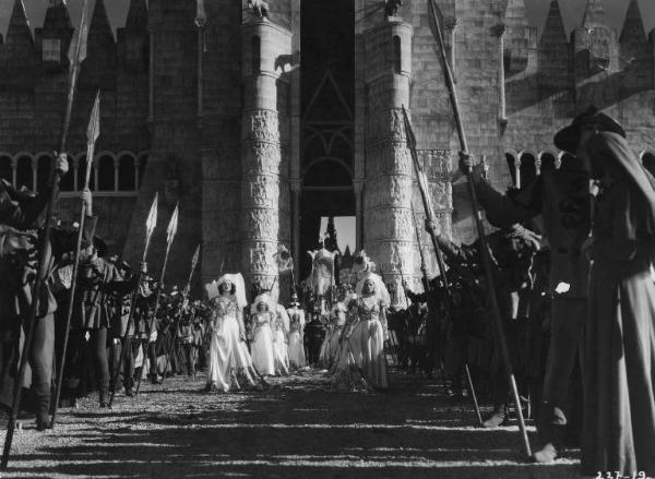 Set del film "La corona di ferro" - Regia Alessandro Blasetti - 1940 - Numerosi attori non identificati in corteo davanti al palazzo di Kindaor