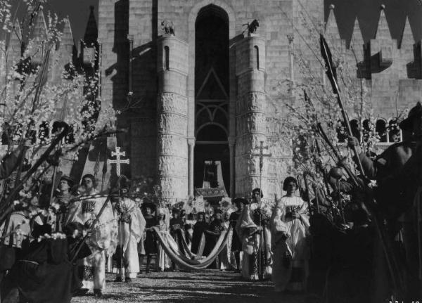 Set del film "La corona di ferro" - Regia Alessandro Blasetti - 1940 - Numerosi attori non identificati in corteo