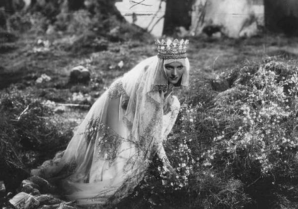 Set del film "La corona di ferro" - Regia Alessandro Blasetti - 1940 - L'attrice Elisa Cegani in abiti regali raccoglie dei fiori