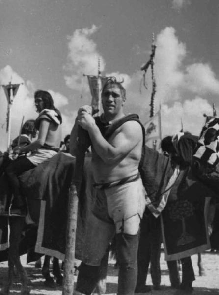 Set del film "La corona di ferro" - Regia Alessandro Blasetti - 1940 - L'attore Primo Carnera appoggiato ad un grosso ramo
