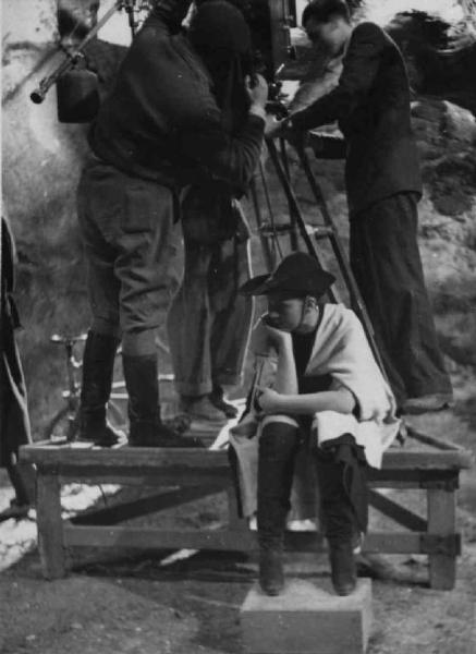 Set del film "La corona di ferro" - Regia Alessandro Blasetti - 1940 - L'attrice Luisa Ferida è seduta e dietro di lei Alessandro Blasetti controlla un'inquadratura