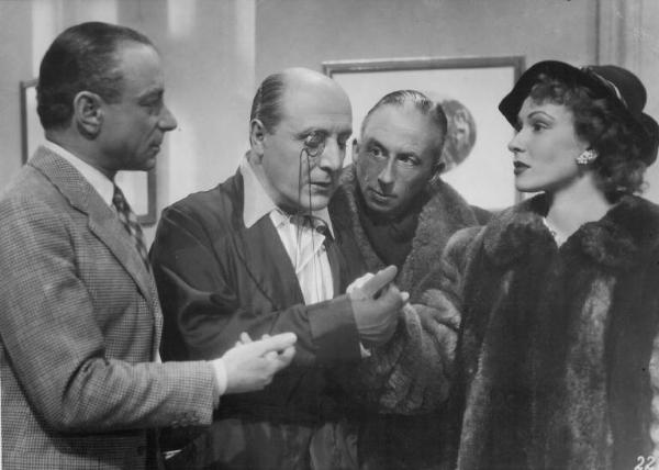 Set del film "Cortocircuito" - Regia Giacomo Gentilomo- 1943- L'attore Umberto Melnati accanto all'attore Enzo Biliotti che tiene la mano dell'attrice Vivi Gioi, che ha l'attore Giacomo Moschini al suo fianco.