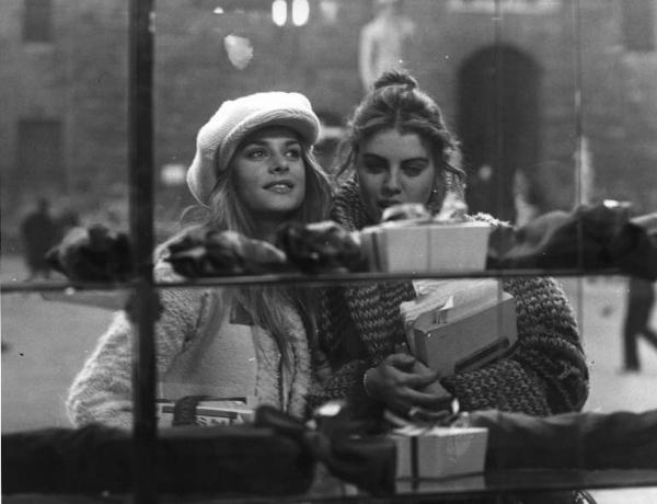 Set del film "Così come sei" - Regia Alberto Lattuada - 1978- L'attrice Nastassja Kinski osserva una vetrina insieme all'attrice Anja Pieroni.