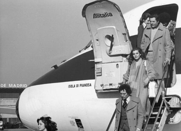 Set del film "Così come sei" - Regia Alberto Lattuada - 1978- L'attore Marcello Matroianni e l'attrice Natassja Kinski scendono dalla scaletta di un aereo.