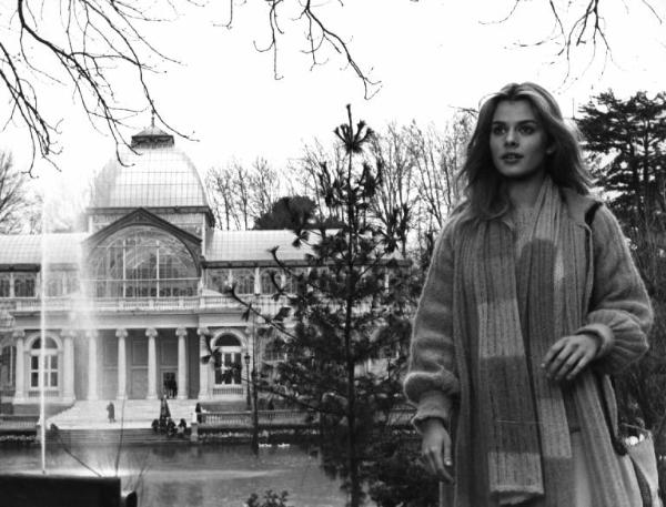 Set del film "Così come sei" - Regia Alberto Lattuada - 1978- L'attrice Natassja Kinski davanti ad una villa.