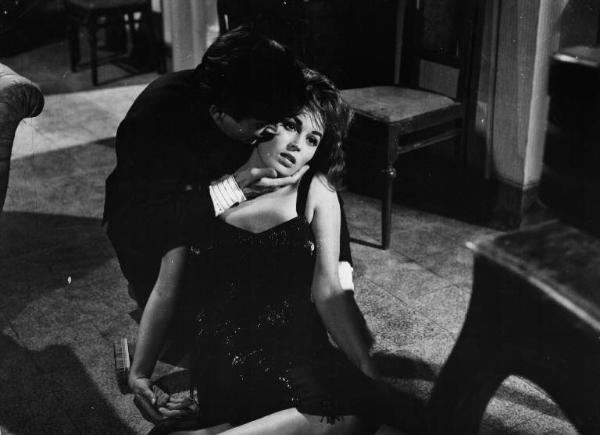 Set del film "Crimen" - Regia Mario Camerini- 1960 - Vittorio Gassman soccorre Silvana Mangano.