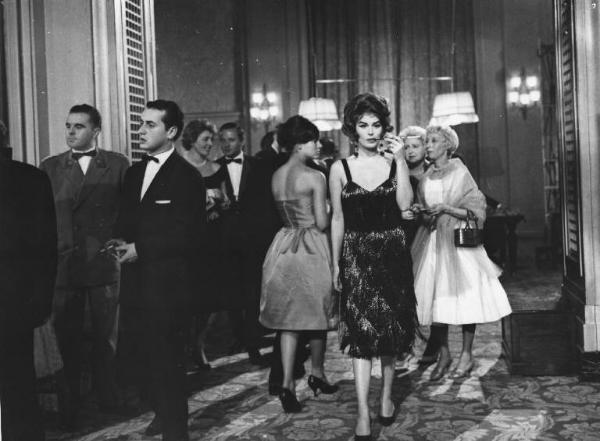 Set del film "Crimen" - Regia Mario Camerini- 1960 - L'attrice Silvana Mangano in abito da sera in un salone.