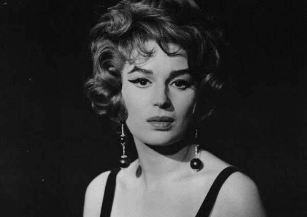 Set del film "Crimen" - Regia Mario Camerini- 1960 - L'attrice Silvana Mangano in primo piano.