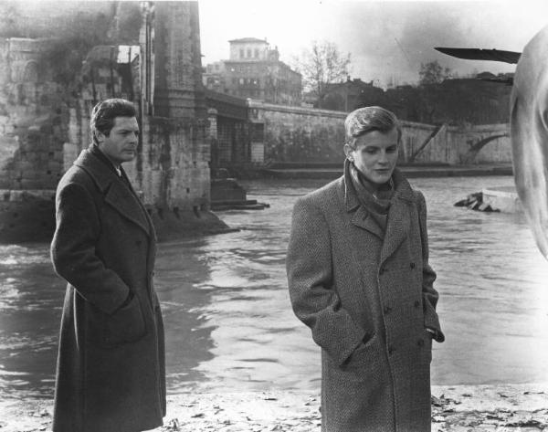 Set del film "Cronaca familiare" - Regia Valerio Zurlini 1962 - L'attore Marcello Mastroianni e l'attore Jacques Perrini sulle rive di un fiume.