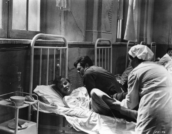 Set del film "Cronaca familiare" - Regia Valerio Zurlini 1962 - L'attore Jacques Perin sdraiato su un letto in un ospedale con l'attore Marcello Mastroianni vicino
.