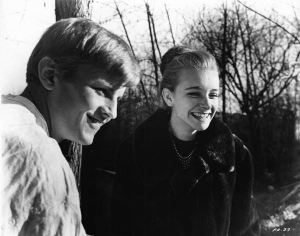 Set del film "Cronaca familiare" - Regia Valerio Zurlini 1962 - L'attore Jacques Perrin e l'attrice Valeria Ciangottini ridono all'aperto.