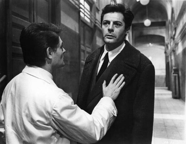 Set del film "Cronaca familiare" - Regia Valerio Zurlini 1962 - L'attore Marco Guglielmi nei panni del medico blocca la strada all'attore Marcello Mastrianni in un corridoio dell'ospedale.