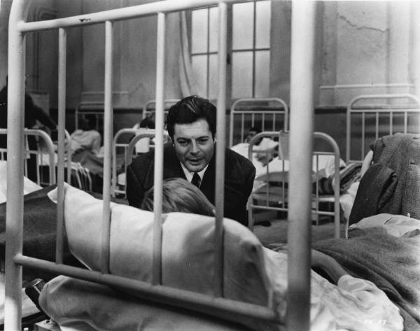 Set del film "Cronaca familiare" - Regia Valerio Zurlini 1962 - L'attore Marcello Mastroianni fa visita all'attore Jacques Perrin in una corsia d'ospedale.