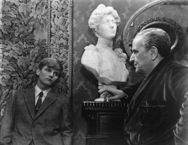Set del film "Cronaca familiare" - Regia Valerio Zurlini 1962 - L'attore Jacques Perrin e l'attore Salvo Randone in un interno.