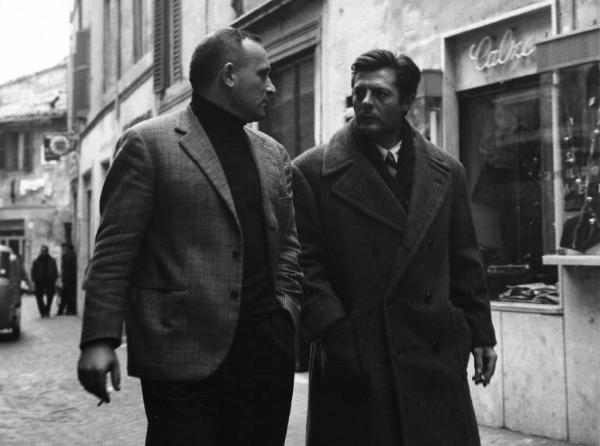 Set del film "Cronaca familiare" - Regia Valerio Zurlini 1962 - L'attore Marcello Mastroianni cammina con il regista Valerio Zurlini per strada.