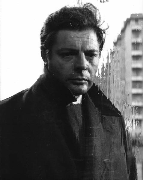 Set del film "Cronaca familiare" - Regia Valerio Zurlini 1962 - Primo piano dell'attore Marcello Mastroianni visto attraverso un vetro bagnato.