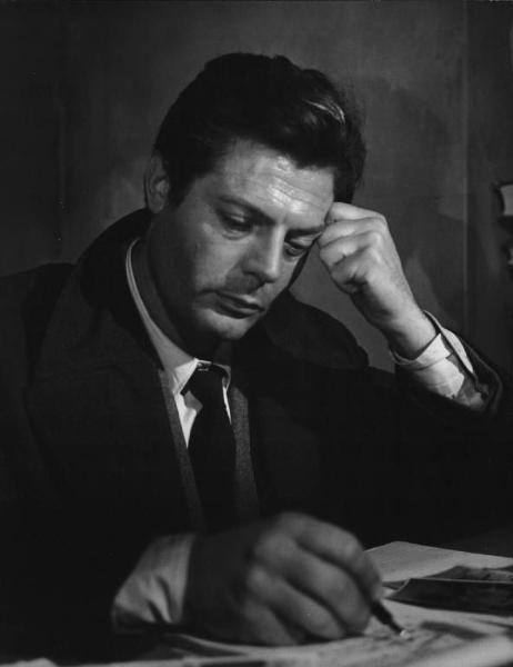 Set del film "Cronaca familiare" - Regia Valerio Zurlini 1962 - L'attore Marcello Mastroianni in primo piano in posa pensosa.