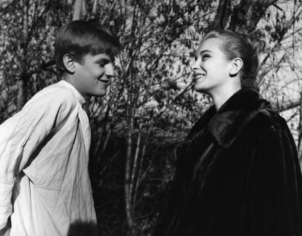 Set del film "Cronaca familiare" - Regia Valerio Zurlini 1962 - L'attrice Valeria Ciangottini e l'attore Jacques Perrin ridono all'aperto.