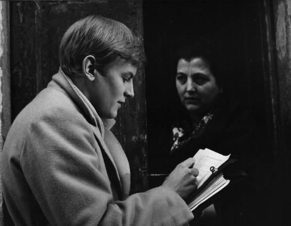 Set del film "Cronaca familiare" - Regia Valerio Zurlini 1962 - L'attore Jacques Perrin firma una consegna.