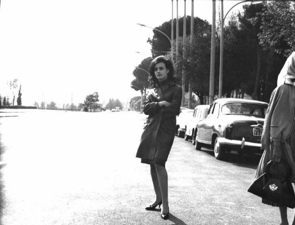 Fotografia del film "La cuccagna" - Regia Luciano Salce 1962 - L'attrice Donatella Turri in attesa al bordo di una strada.
.
