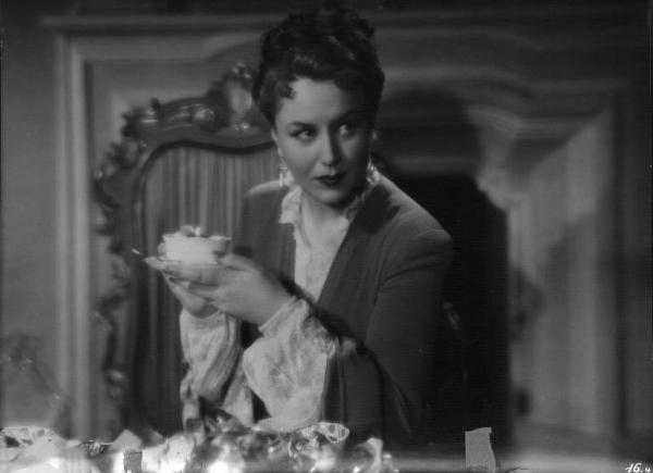 Fotografia del film "La danza del fuoco" - Regia Giorgio Simonelli 1942 - L'attrice Paola Barbara seduta beve il te.