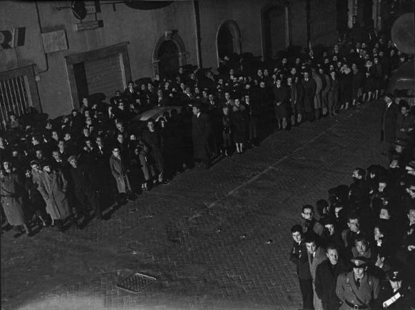 Fotografia del film "I delfini" - Regia Francesco Maselli 1960 - Una folla di attori non identificati.