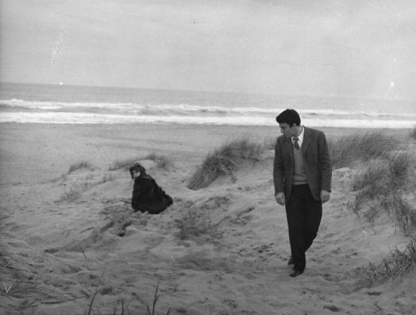 Fotografia del film "I delfini" - Regia Francesco Maselli 1960 - L'attrice Anna Maria Ferreo e l'attore Gérard Blain in spiaggia.